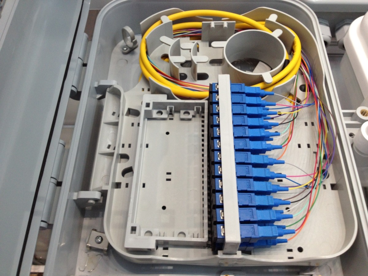 12芯smc壁挂式光纤分纤箱生产分纤箱价格