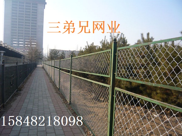 乌海护栏网 乌海护栏网防护网,乌海护栏网厂家, 乌海插拔护栏网,乌海铁艺护栏网,乌海框架护栏网,乌海仓库隔离栅,乌海三角折弯护栏网,乌海双边丝护栏网,乌海刺铁丝护栏网,乌海双圈护栏网,乌海波浪形护栏网,乌海圈地护栏网,乌海铁丝网护栏网,乌海护栏网片,乌海异型护栏网,乌海公路护栏网,乌海铁路护栏网,乌海飞机场护栏网,乌海小区护栏网,乌海工厂护栏网 乌海隔离栅 乌海厂区护栏网 乌海护栏网价格 小区隔离栅 产品名称: 小区隔离栅 材料:低碳钢丝,铝镁合金丝。 编织及特点:编织焊接而成,具有防腐,防老化,抗晒,耐
