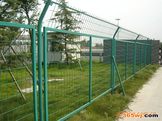 围栏在安全防护中究竟能起到什么作用呢2017-08-01带刺铁丝网围栏材质