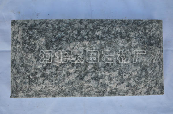 邢台内丘县玉田石材加工厂位于内丘县南赛乡张家赛村,主要生产:牡丹红,粉砂岩,白砂岩,高粱红,灰石英,绿石英,粉石英,白石英,白砂岩,粉砂岩,文化石,蘑菇石,乱型石,平板石,山峰石,景观石等十几个品种.交通便利,地理位置得天独厚,距邢台火车站58公里,石家庄机场120公里,天津港码头510公里。产品有板岩,砂岩,太行山天然板岩形成于数亿年前,其材质坚硬,色泽明亮,颜色丰富。经过数亿年所形成的特殊的层纹,使劈分后的板岩表面纹理清晰自然。其抗折度强且吸水性低,易安装,耐酸性好,不易风化,耐热耐冻。 我们砂岩类产