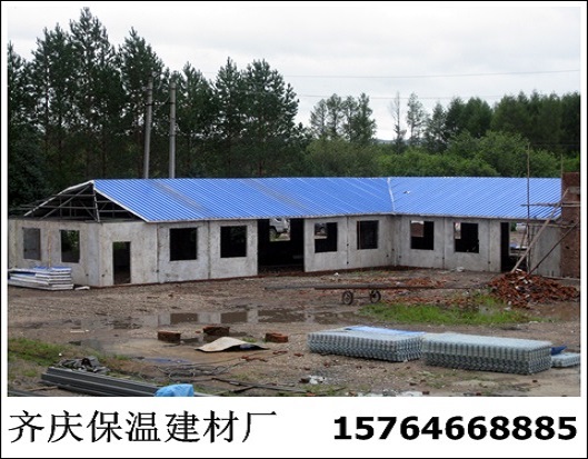 黑龙江猪舍承建及猪舍建设材料供应 黑龙江齐庆保温建材厂生产的硅镁无机玻璃钢保温板的导热系数为0.033即10公分厚度墙板的保温效果相当于1米厚砖墙;墙体板表面抗冲击能力高于1.5kn/,15米以内跨度房屋不需要任何竖向支撑,人字架,屋面板可以直接坐落于墙板之上,牢固可靠。做养殖圈舍使用时不需再加设防撞保护层,不怕猪拱,牛撞;硅镁无机玻璃钢保温墙体板不受酸,碱腐蚀,用于建造猪舍极其理想;由省级质检机构进行的冻融实验结果表明,硅镁无机玻璃钢保温板使用年限可达30年。硅镁无机玻璃钢保温板板型宽大(一般为3米x2