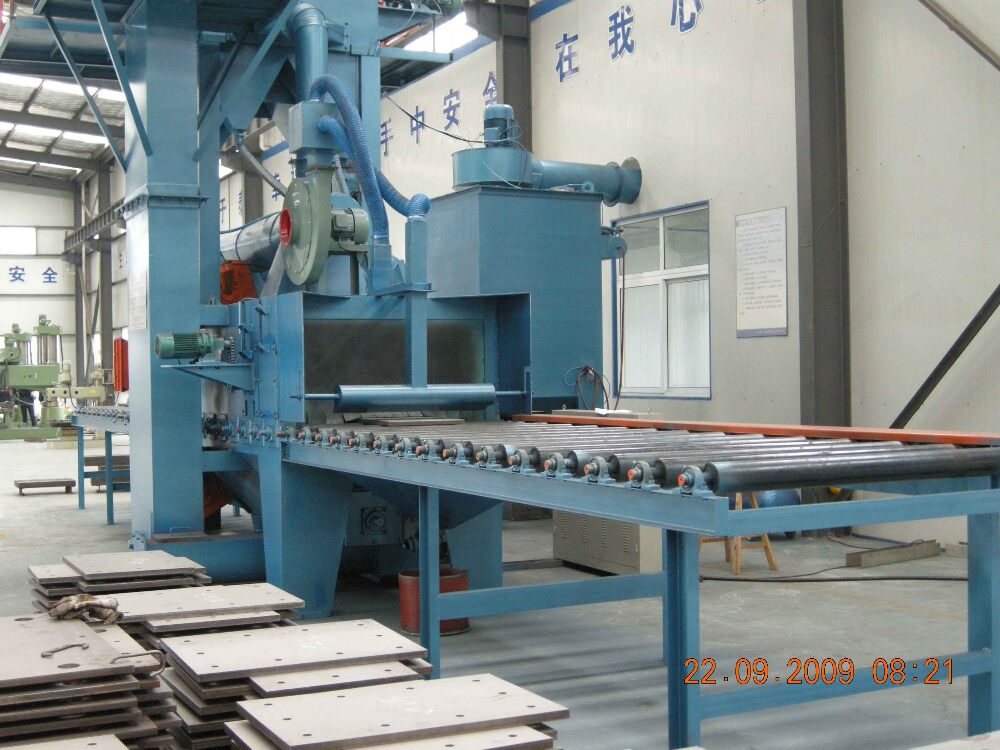 辊道通过式抛丸机能连续不间断工作,对各类石材,钢材料,如钢板,钢材