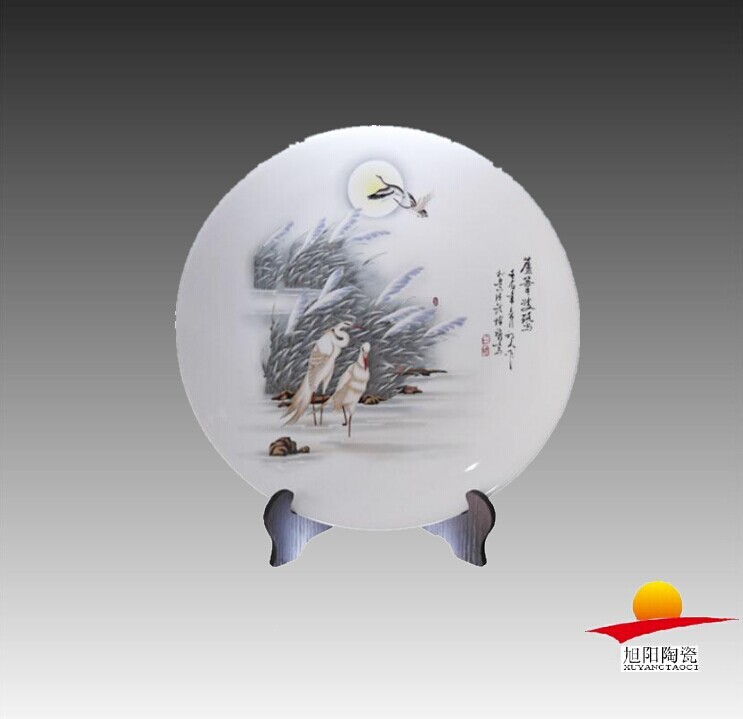 景德镇旭阳陶瓷有限公司 联系人:刘先生 全国销售热线:15179868320 商务QQ112331902 .礼品纪念盘 礼品纪念盘 定做礼品纪念盘厂家 景德镇礼品纪念盘厂家供应礼品纪念盘,礼品纪念盘价格,礼品纪念盘图片,礼品纪念盘供应商,礼品纪念盘加字,礼品纪念盘加照片,礼品纪念盘批发,礼品纪念盘定制。 礼品纪念盘的规格有15cm-40cm不等。 礼品纪念盘的工艺有贴花,手绘,浮雕等。 礼品纪念盘的瓷质有白瓷,高白瓷,骨质瓷等不同质量的瓷质。 礼品纪念盘的图案可用青花山水,山水纹饰,人物纹饰,花草纹饰,