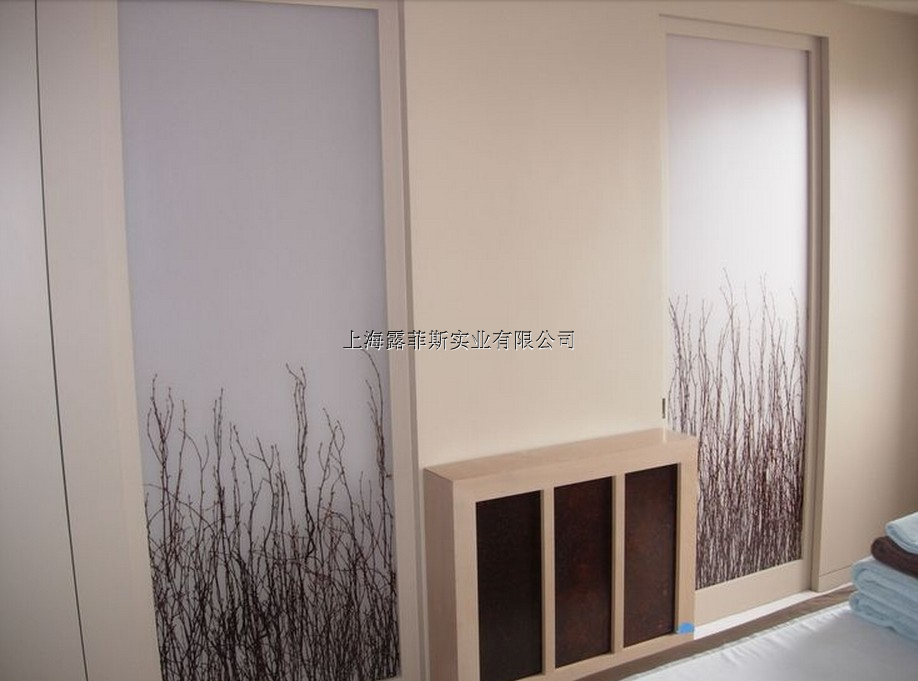 运用领域:酒店,商场,办公楼,会所,别墅,博物馆,医疗,教育,餐饮,展览展示等等 运用区域:吊顶,集成吊顶,隔断,屏风,移门,墙,酒店家具,办公家具,吧台,灯饰,吊灯,标识,标牌,地板,景观等等 我们已经完成的部分项目: 1. Chanel展台, 2. 欧莱雅Lancome展台, 3. 北京微软办公楼, 4. 澳门海洋之城幻彩板;5.