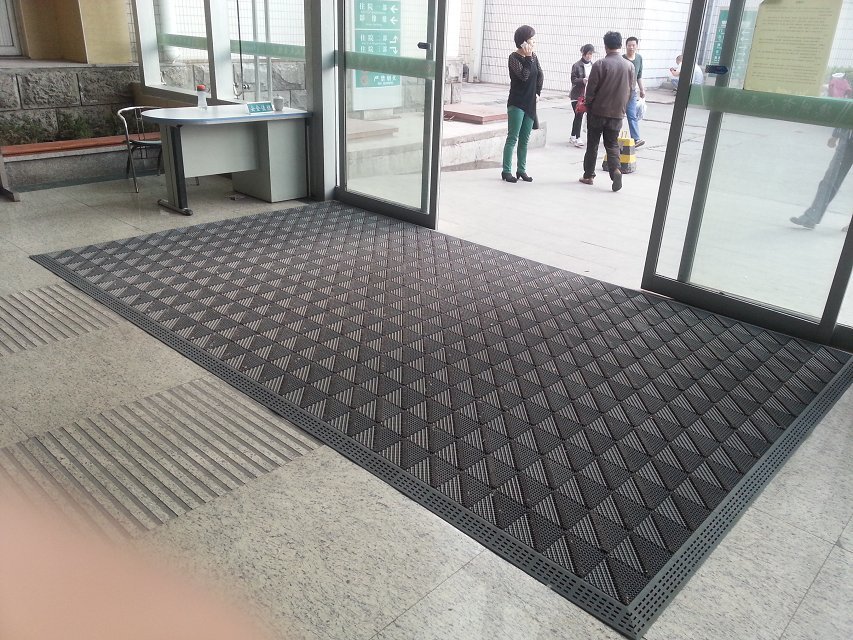 首页 产品供应 家居用品 地毯 其他地毯 > 供应三合一地垫 刮沙除尘