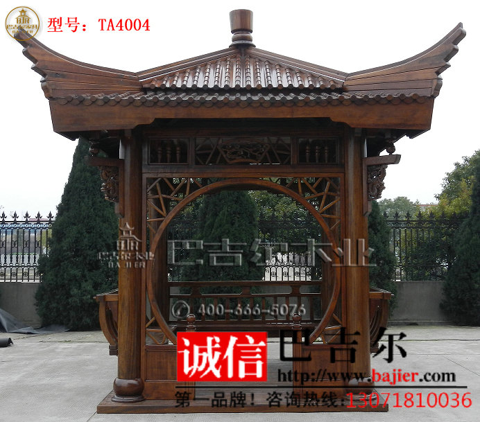 供应实木凉亭 休闲凉亭 户外凉亭 花园木亭 喜欢亭子就像喜欢伞一样,每到一处地方,只要看到亭子,都会进去休息一会。看看亭子里美丽的雕花,秀美的彩绘。顺势再透过这个优雅的空间看看亭外的风景。 雨还没有停,反而越下越大,撑伞的人也越来越多。看到一把湖蓝色的透明小伞,上面画着一只可爱的猫咪,还有两个立体的耳朵。伞的主人是一个扎着小辫子的小姑娘,她看到了亭子,看到了亭子里的我,“姐姐,你要用伞吗?我爸爸一会就来接我了。”我摇了摇头看着她笑了。她也甜甜的笑了一下,打着小伞蹦蹦跳跳的走出了亭子